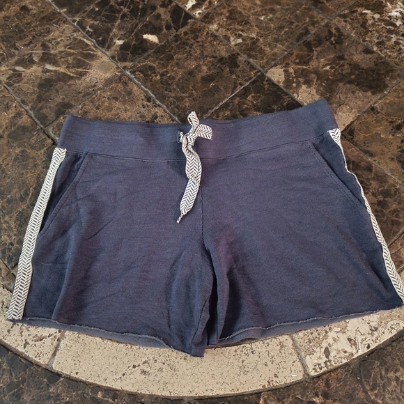Monrow Navy pocket shorts with chevron stripe & matching drawstring S NWOT - Picture 2 of 5